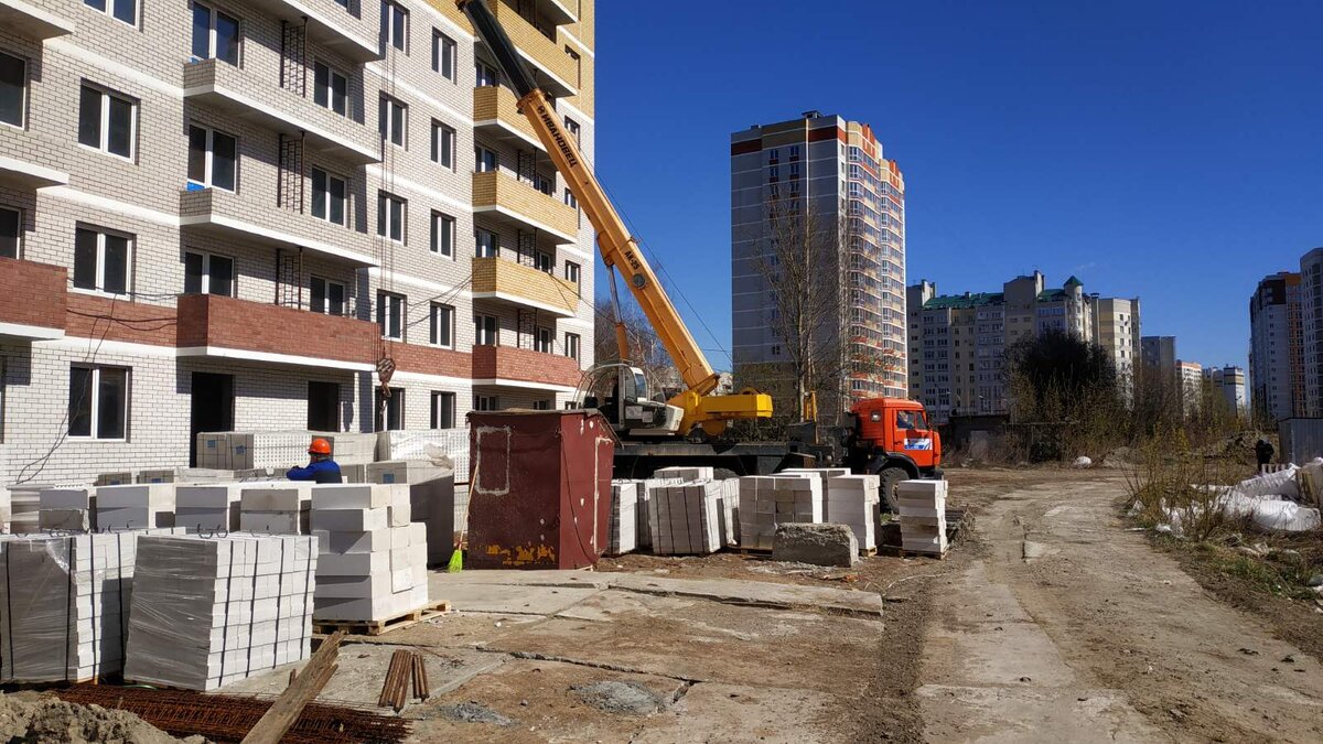 По распоряжению главы региона создана рабочая группа, которая в режиме еженедельных выездных совещаний следит за успехами строителей. 