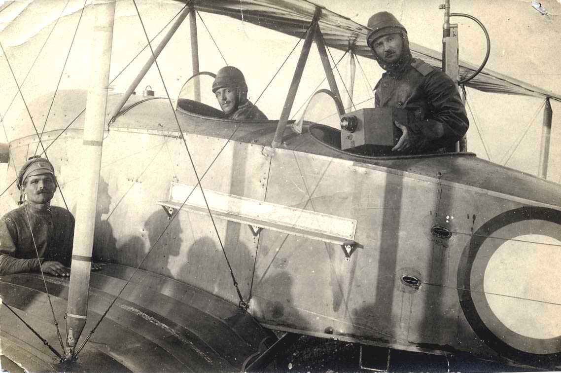 Лётчик-наблюдатель держит аэрофотоаппарат Потте, 1920-е
