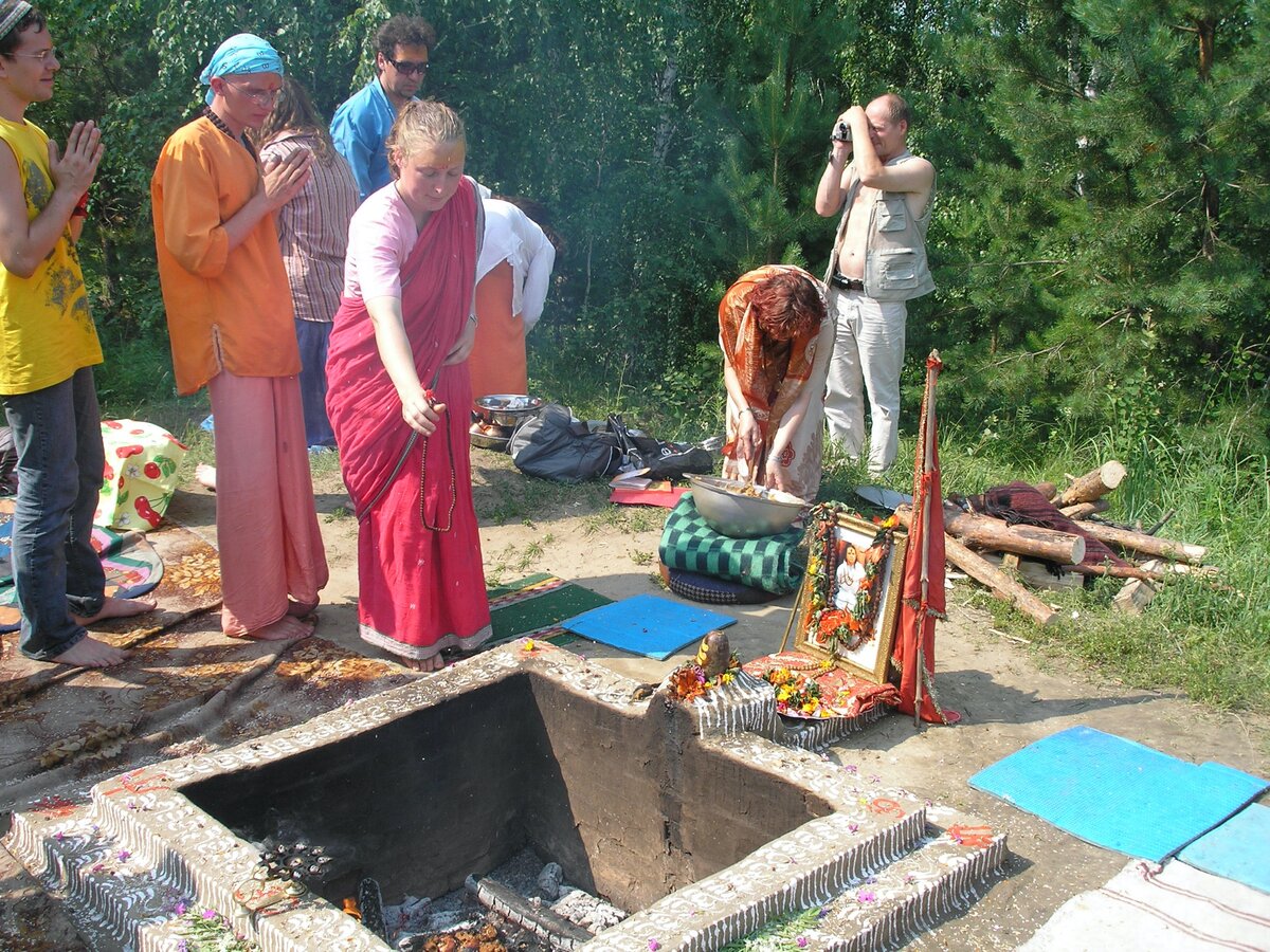 В праздники алтарь дхуни расписан красками и украшен цветами