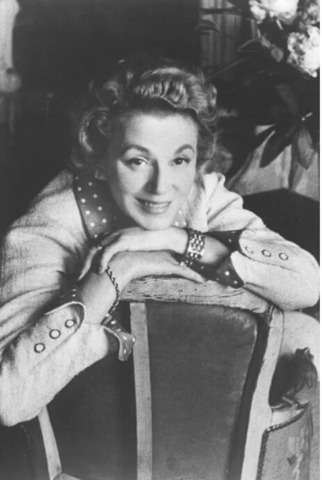 Элинора Ламберт Элинор Ламберт (Eleanor Lambert) - "крестная мать" американской моды. Считается, что она стояла у истоков фэшн-пространства Нью-Йорка и благодаря ей город превратился в одну из столиц мировой моды