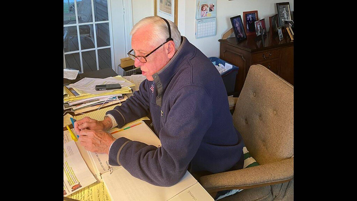 Член палаты представителей Стени Хойер (D-Md.) Ведет телефонную ратушу со своими избирателями.