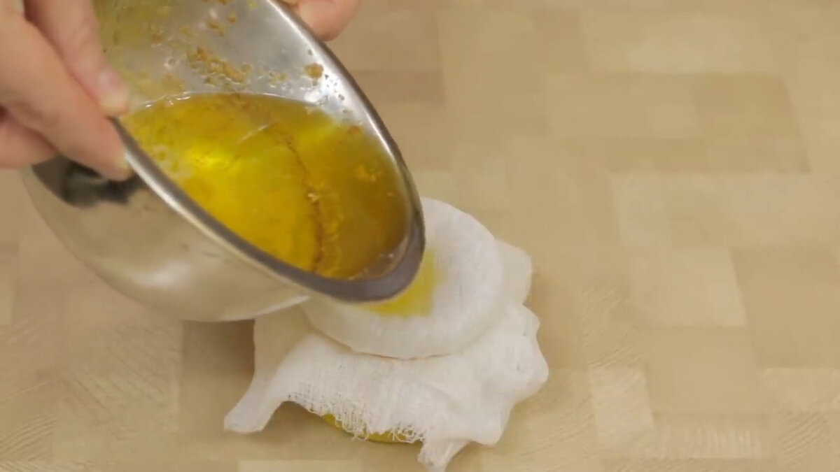 Чистый жир. Растопила масло образовался белый. Яйца выжаривают в топленом масле. Масленка с водой чтобы растопить масло. Как правильно перетопить масло
