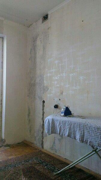 стена до ремонта
