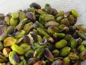     Вскипятите воду. Подготовьте охлажденную воду. Положите фисташки на дуршлаг и облейте их кипящей водой. Затем полейте ядра фисташек холодной водой. После этого снимите с фисташек шелуху. Теперь фисташки необходимо измельчить. Лучше всего сделать это с помощью блендера или кухонного комбайна, но если у вас их нет, то порубите фисташки пополам обычным ножом на разделочной доске.   