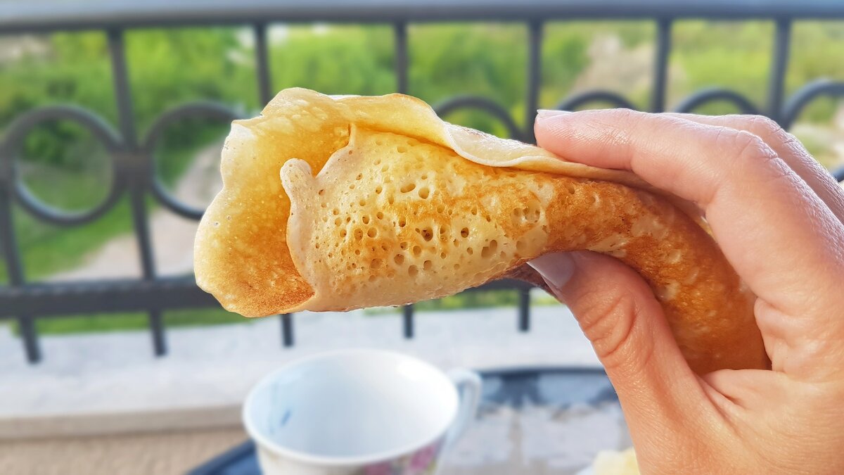 Невероятно вкусные блинчики с тонкой и приятной кислинкой от сыворотки - скажу честно, я таких вкусных еще не пробовала