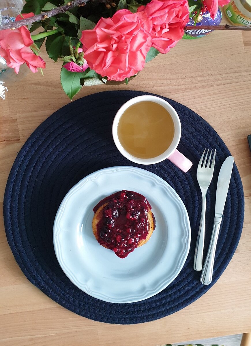 Сырники и горячие ягоды на завтрак. На фото 1 сырник, я съела 3 сырника.