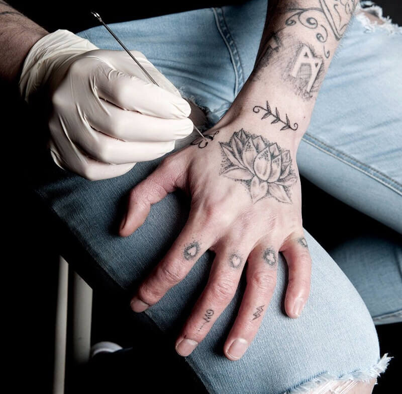 Handpoke тату можно бить самому себе