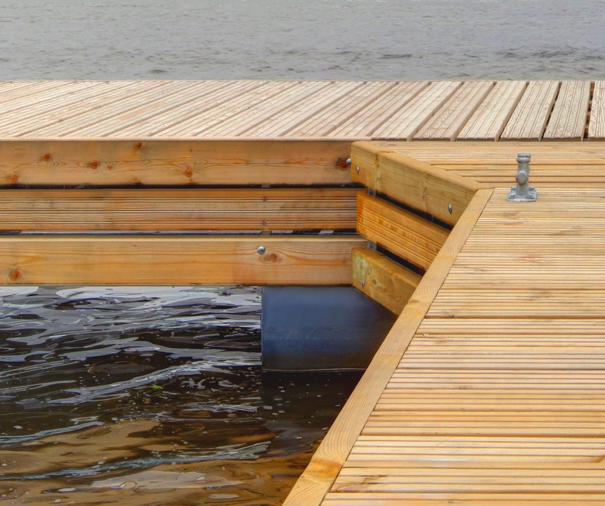 привальный брус причала из импрегнированной доски