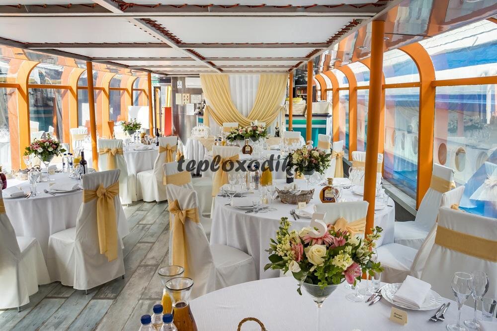 Просторный банкетный зал. Теплоход "Император.