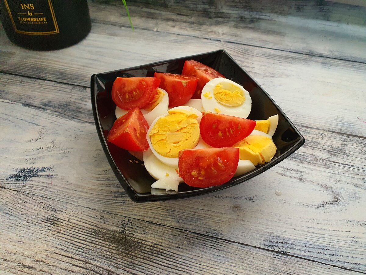 Завтрак 12-го дня, 2 яйца и безумно захотелось помидор.