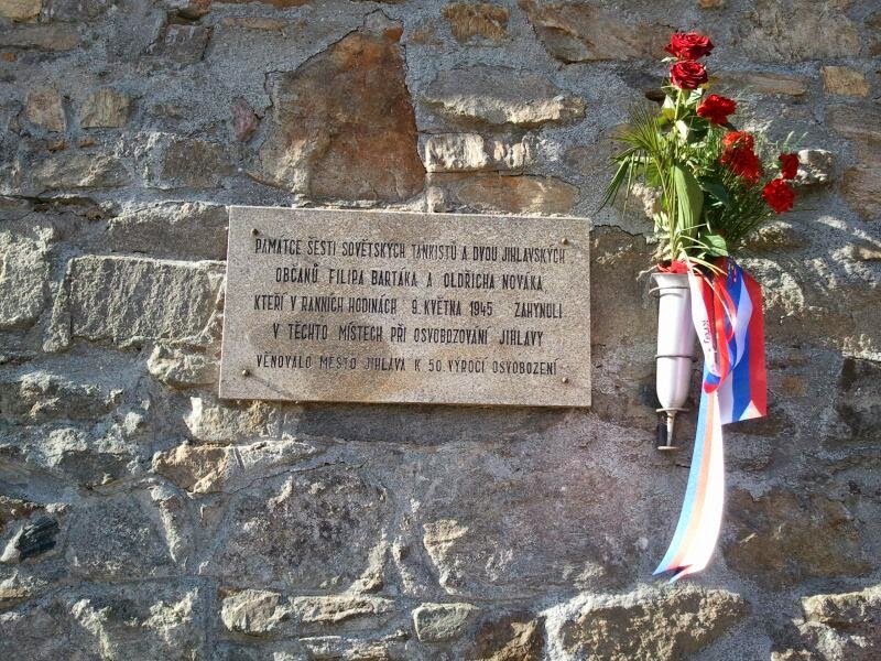 Табличка на стене городского кладбища