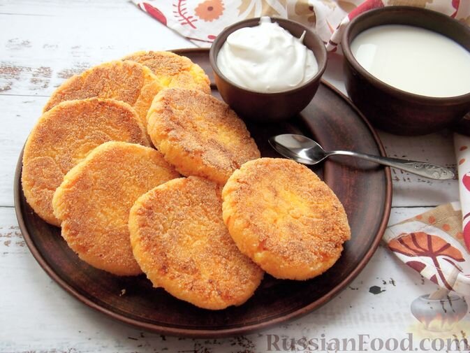 творог, морковь, крупа манная, яйца, сахар, ванилин, масло сливочное, масло растительное, сметана (для подачи)