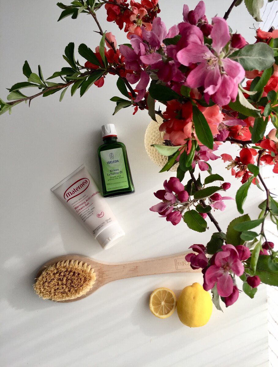 Щетку следует окунуть в горячую воду, чтобы щетина размягчилась, а также сбрызнуть соком лимона или отваром ромашки, крапивы или тысячелистника.