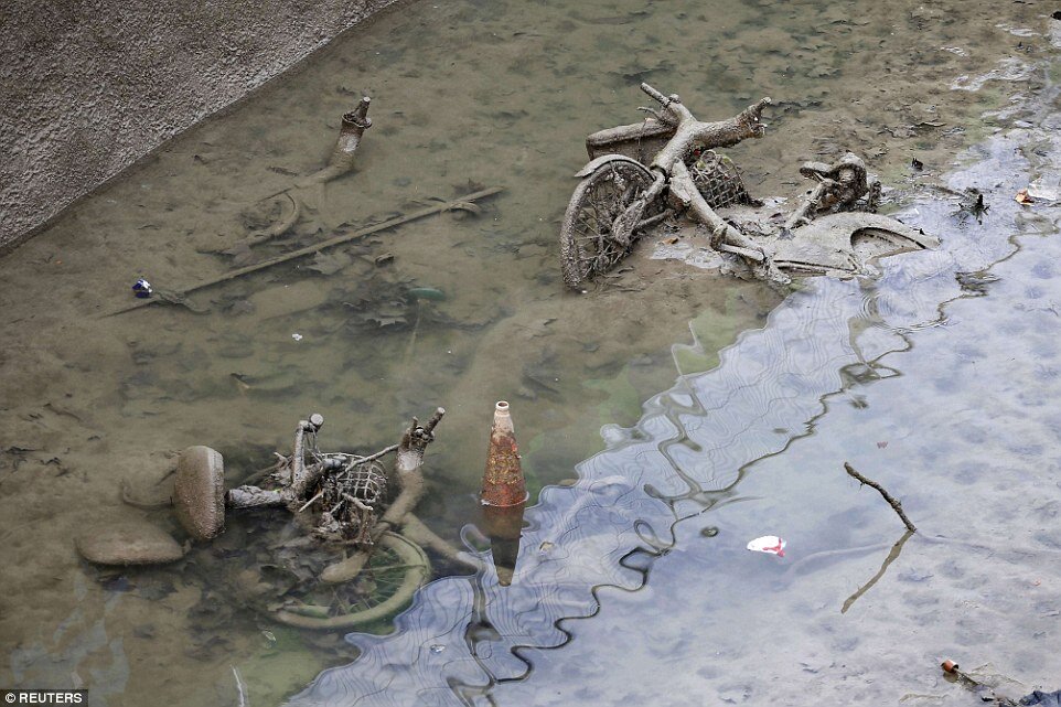 Источник фото: https://www.dailymail.co.uk/news/article-3385889/From-old-radios-CAR-Paris-city-chiefs-drain-iconic-canal-time-15-years-uncover-host-discarded-debris.html