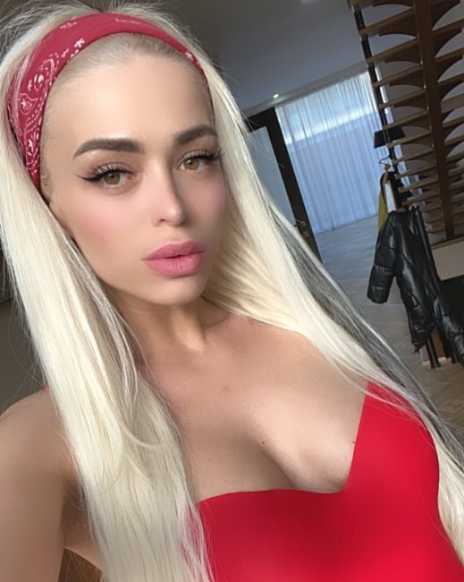 
Но Балинская считает страшным грехом донашивание ее вещей, поэтому устроила громкие разборки на страницах Инстаграм. Она признается, что Каплий пыталась с ней объясниться, но она не захотела вникать в подробности. Ей не понравилось, что та сначала говорила, что заказала костюм, а потом заявила, что купила. Особенно же ее раздражают намеки на желание вернуться.
