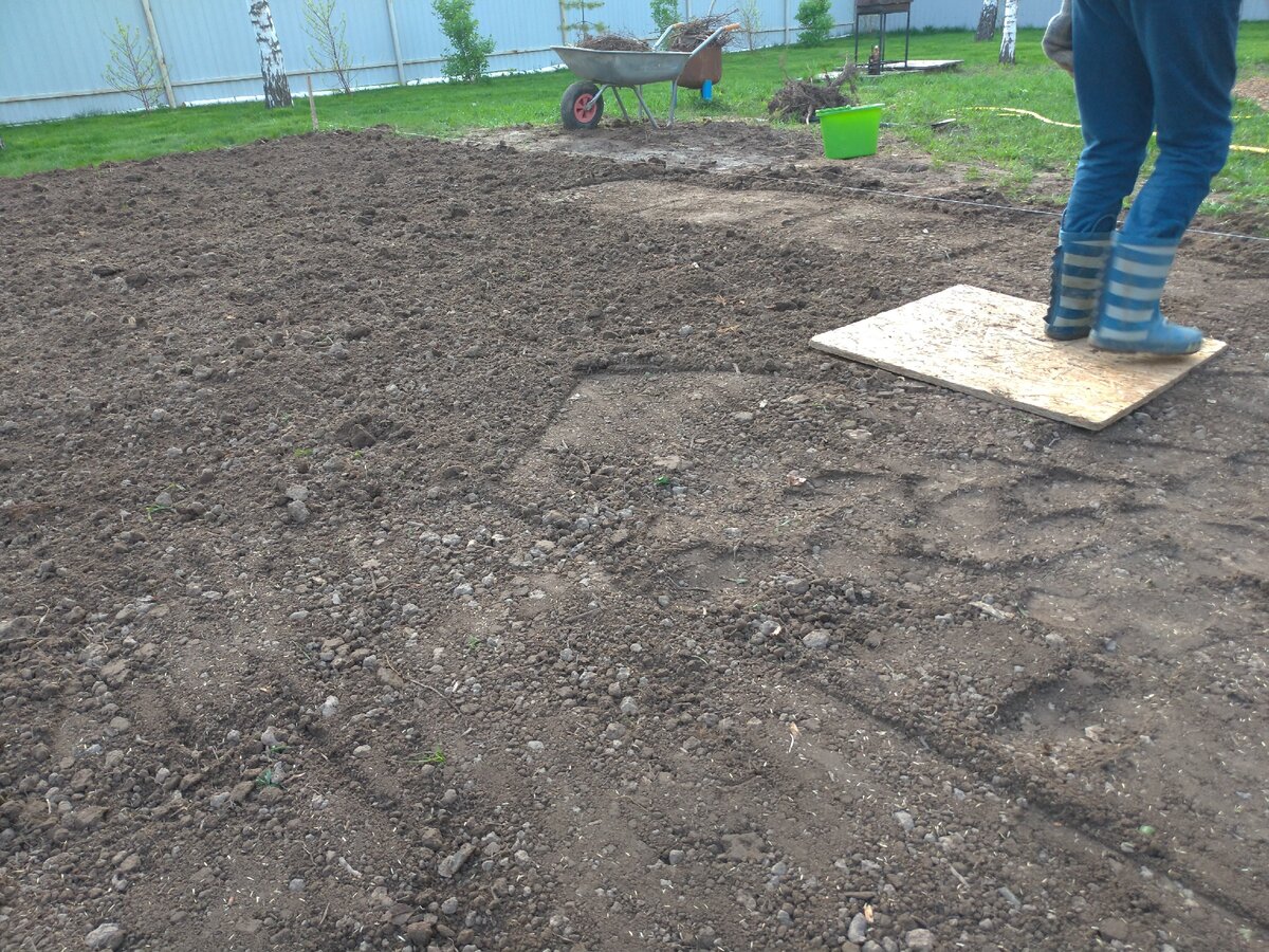 Трамбовщик для газона. Как уплотнить землю. Грунт на участке. Трамбовка для уплотнения грунта вручную. Виброплита для утрамбовки земли.