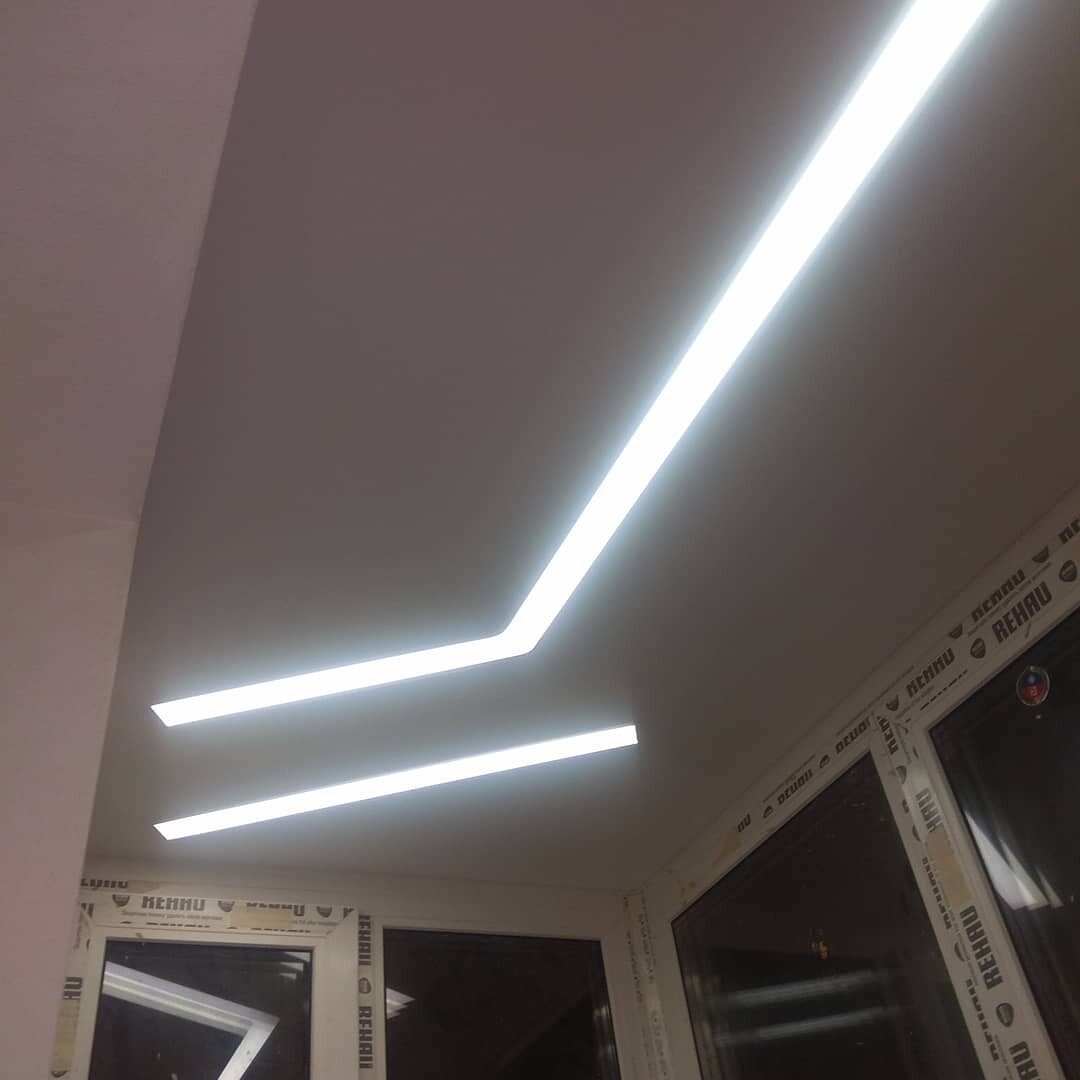 Световые линии на балконе.