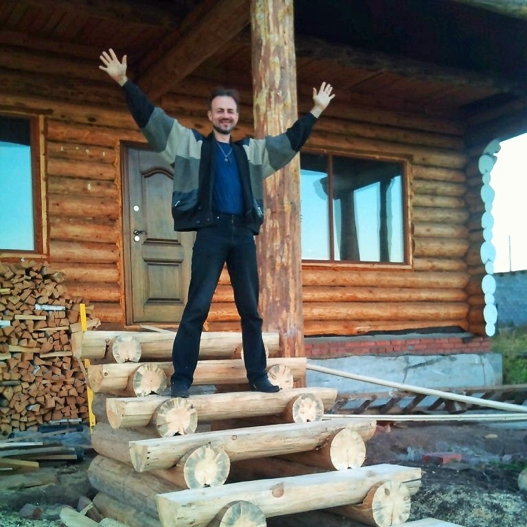 Знакомьтесь! Это Влад - довольный хозяин загородной усадьбы