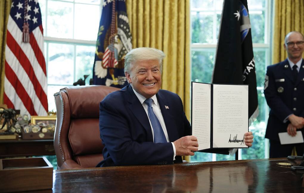 Президент США Дональд Трамп во время церемонии представления нового флага Космических сил США