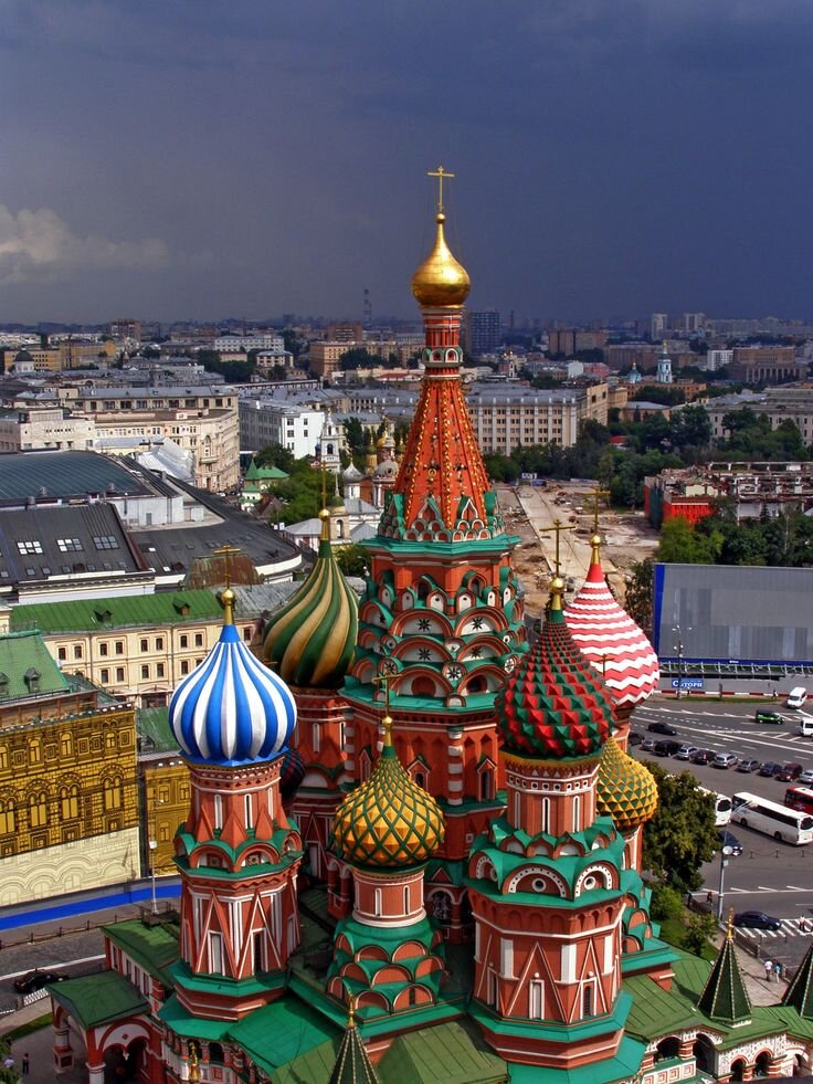 Москва-является столицей Российской федерации. Москва была основана в 1147 году. Но столицой лишь стала в 1389 году. Город расположен в Европе и входит в 10-ть городов миллиоников Европы. Численость города превышает 12-ть с половиной миллионов человек. В Москве живут такие нации, как украинцы, таджикистанцы, болоруссы, евреи и др. Москва знанемита своей архитиктурой, ведь именно в Москве был построен Соборский собор, многие памятники великим учёным и поэтам. Во время Второй Мировой Войны защита Москвы была самой кровопролитной, позже город получил награду"Город герой"