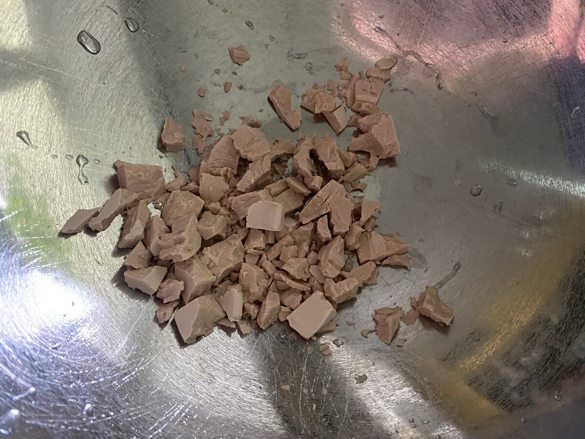 дрожжи предварительно режу ножом на небольшие кусочки