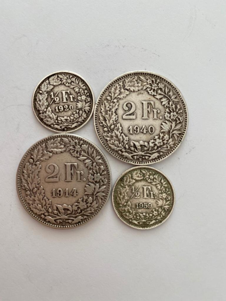 Серебрянные швейцарские франки до сих пор принимаются во всех магазинах. Конкретно эти были получены на сдачу в швейцарском супер-маркете в Цюрихе в январе 2020 года. Смотрим на даты выписка монет.