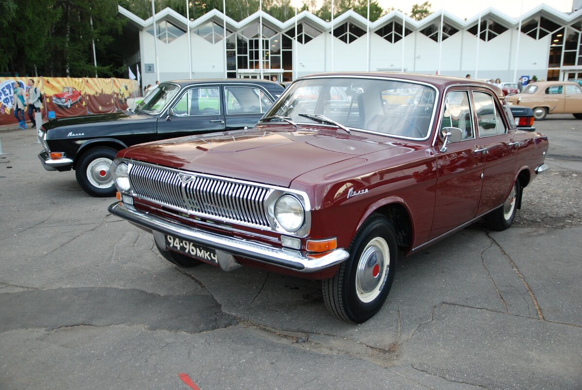 Ранние “Волги” ГАЗ-24 отличались оригинальными указателями поворотов и боковым зеркалом на тонкой ножке.