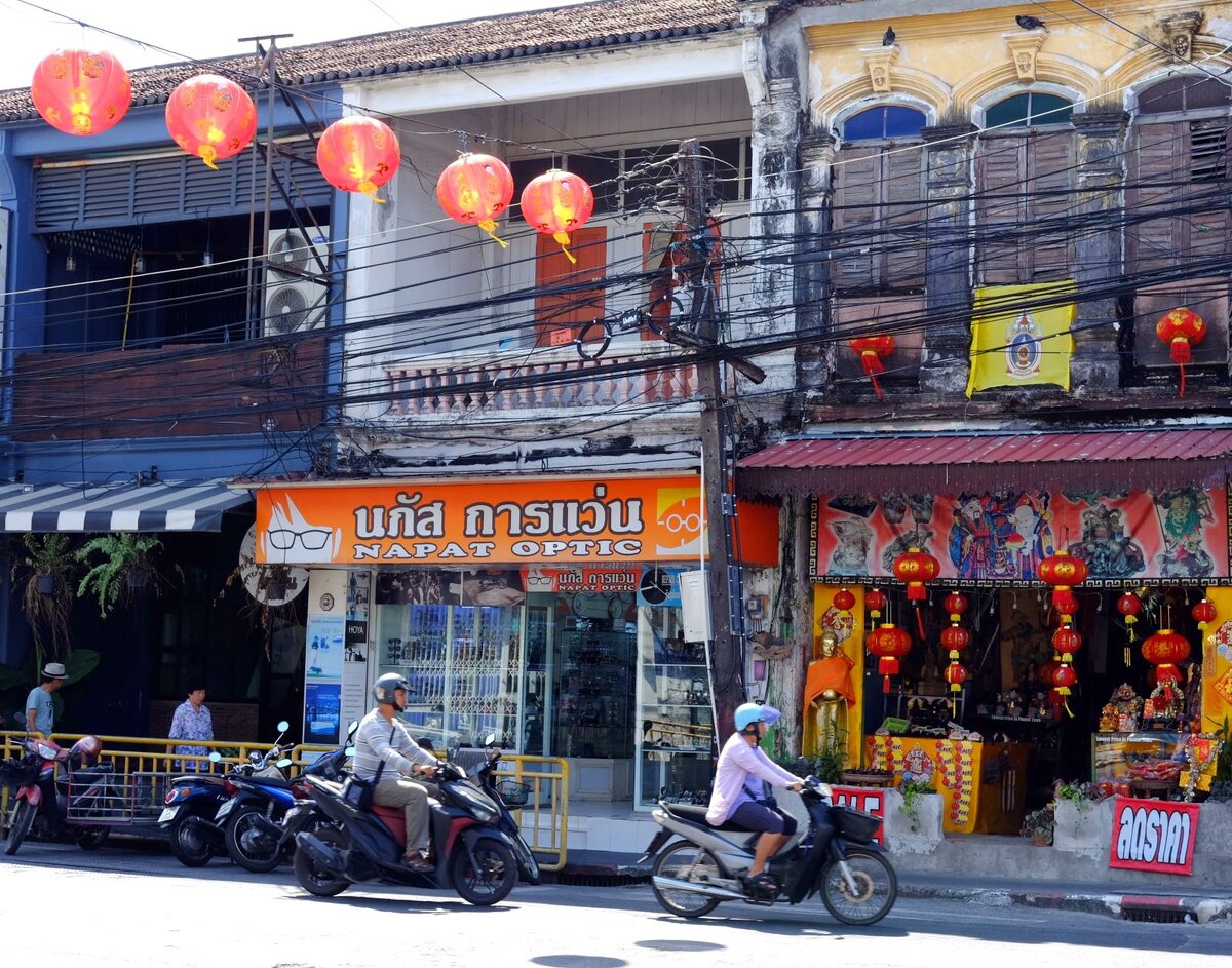 В Хошимине точно такая же улица оптик за рынком Бень Тань. 
Но в какую обратиться, чем они отличаются?