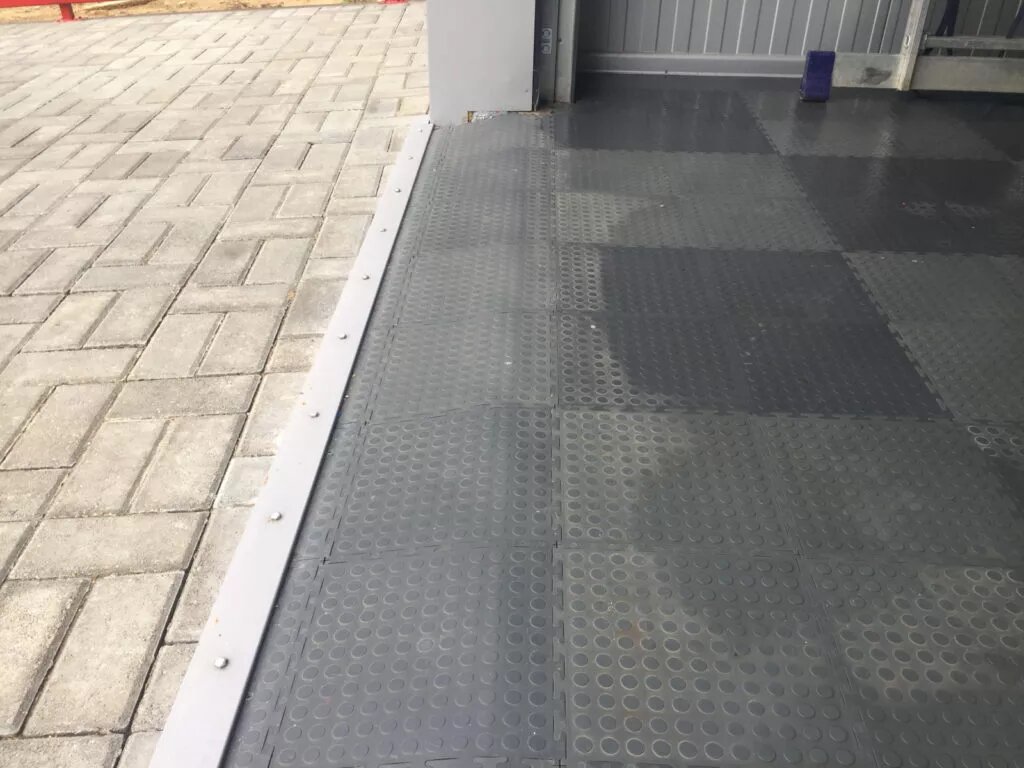 Полы для гаража из модульной ПВХ-плитки как замена бетонному покрытию