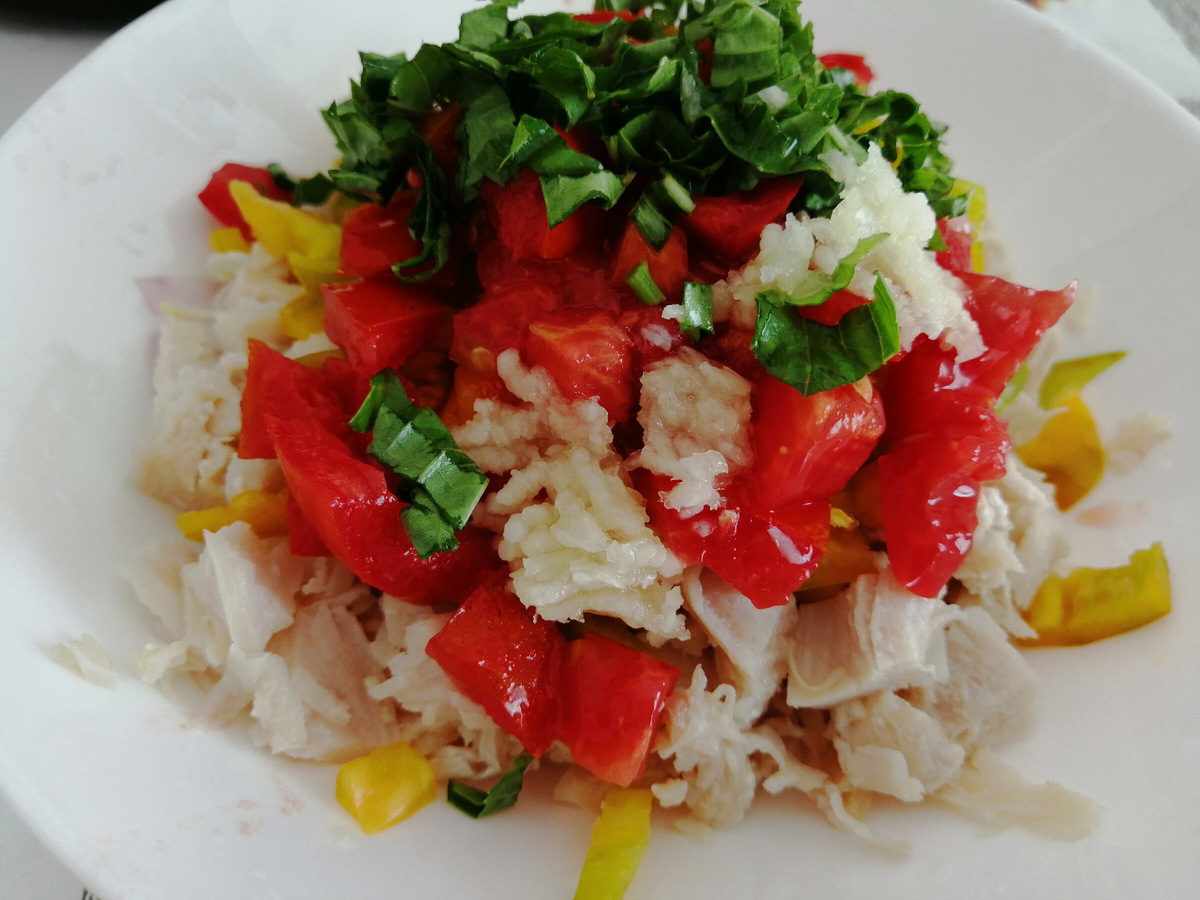 Мой рецепт: https://zen.yandex.ru/media/id/5d09daa663d4c400aeaca3e7/rulet-iz-lavasha-s-kuricei-bazilikom-i-ovoscami-5d46d2e903bdd400ada3d5bd