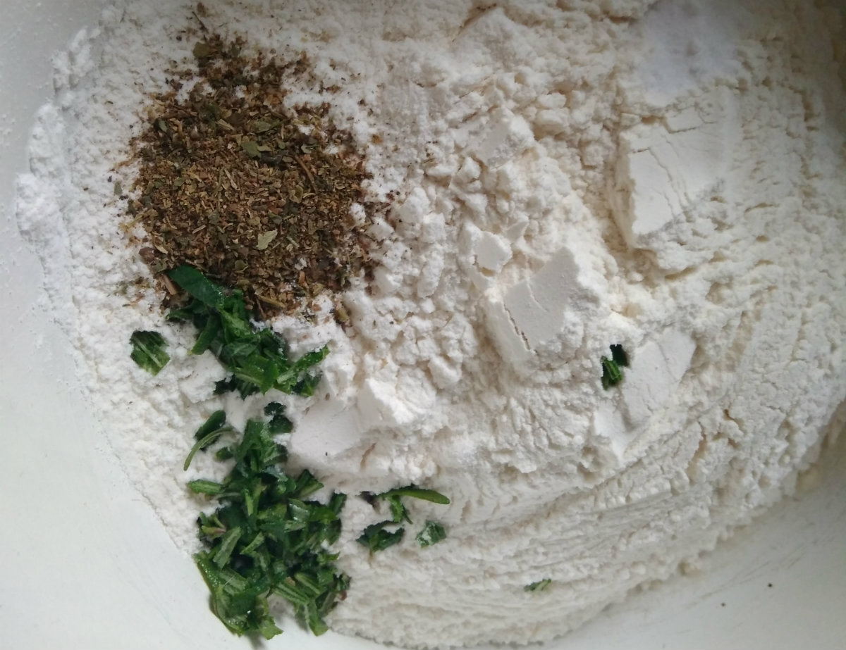 Ароматные травы добавить в тесто
