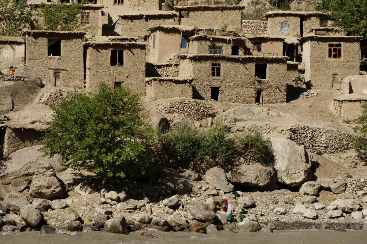 Вот в таких домах-мазанках мы жили в ДРА.