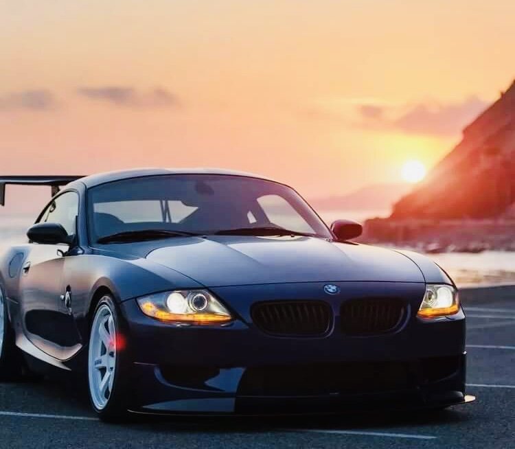 Сияющий BMW на закате.