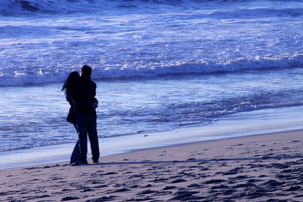 Влюбленные обнимаются у моря