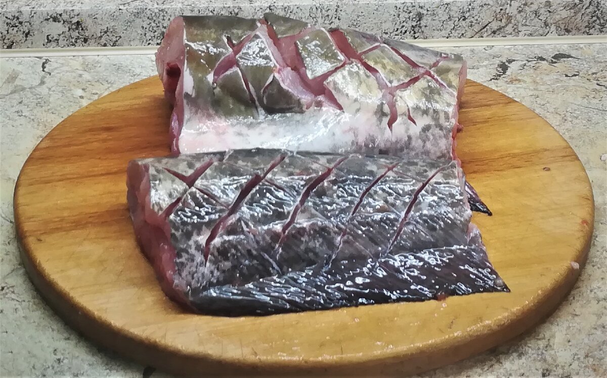 Нарезать сомов и порезать крест-накрест