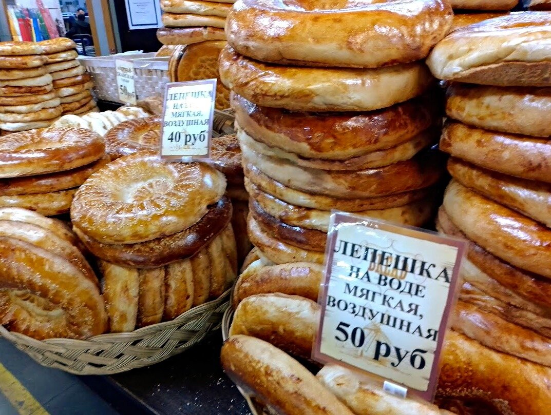 Помимо фруктов и овощей можно прикупить ароматных горячих лепешек. Фото автора.