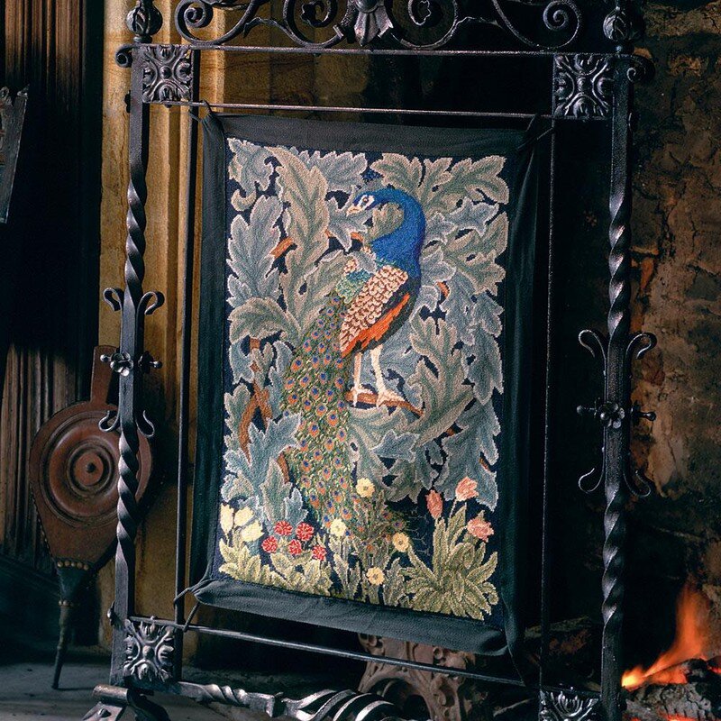 Павлин на каминном экране