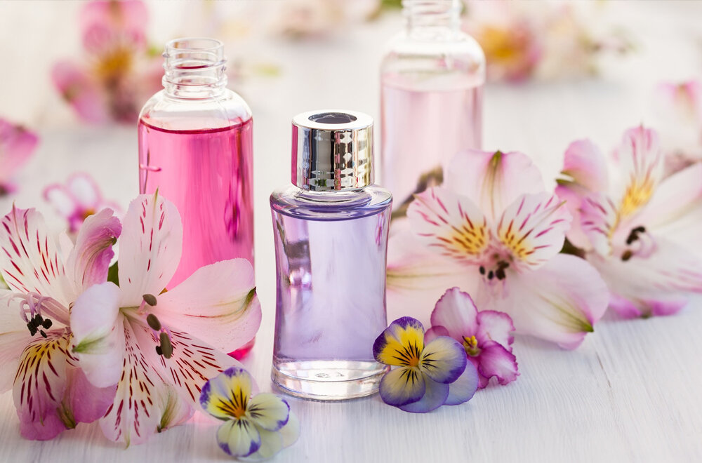 Если у вас кончился любимый парфюм, однако на гранях в бутылочке или на самом донышке осталось совсем немного – не спешите его выбрасывать. Попросту возьмите свой любимый лосьон для тела, влейте туда оставшийся парфюм и тщательно встряхните его. Благодаря этому вы получите хорошее увлажняющее средство, которое в придачу маскирует любые запахи тела.