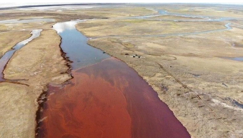 г. Норильск, разлив топлива из ТЭЦ-3, принадлежащей «Норильско-Таймырской энергетической компании» в реку Далдыкан.  Фото: socportal.info