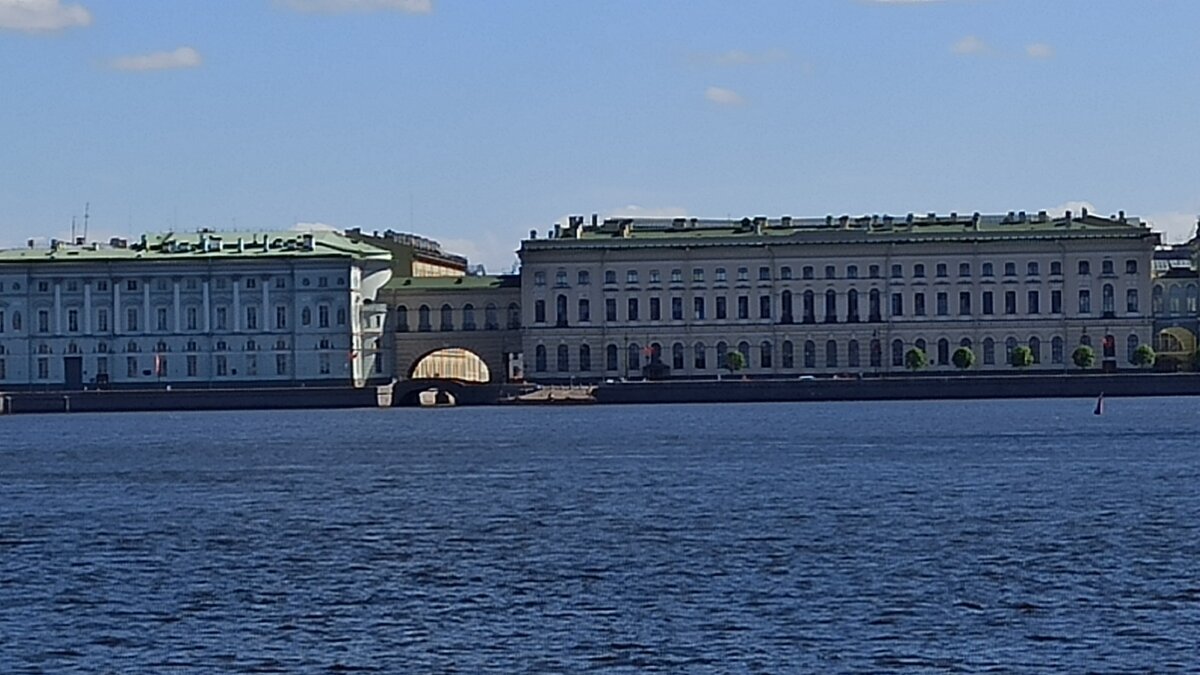 Зимняя канавка (в центре)