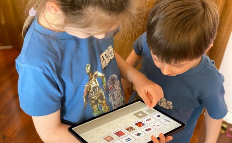Дети используют приложение "Аутизм: Общение"