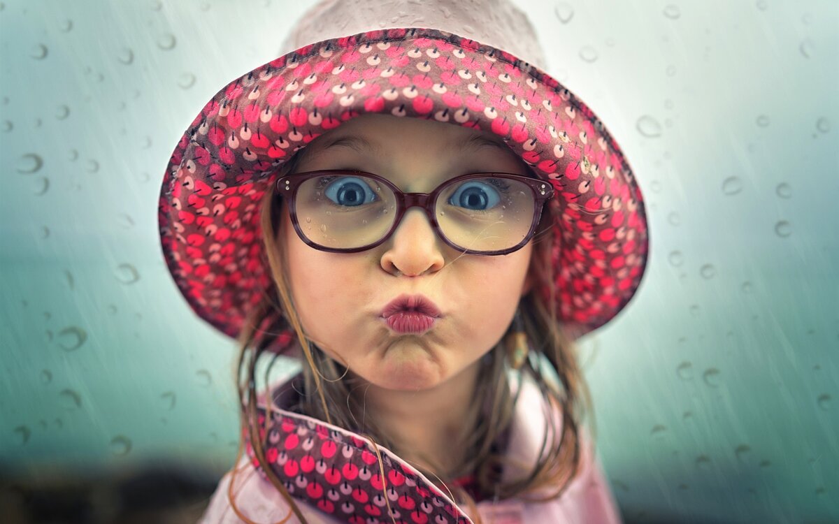 https://s2.best-wallpaper.net/wallpaper/1920x1200/1706/Playful-child-girl-face-hat-glasses_1920x1200.jpg