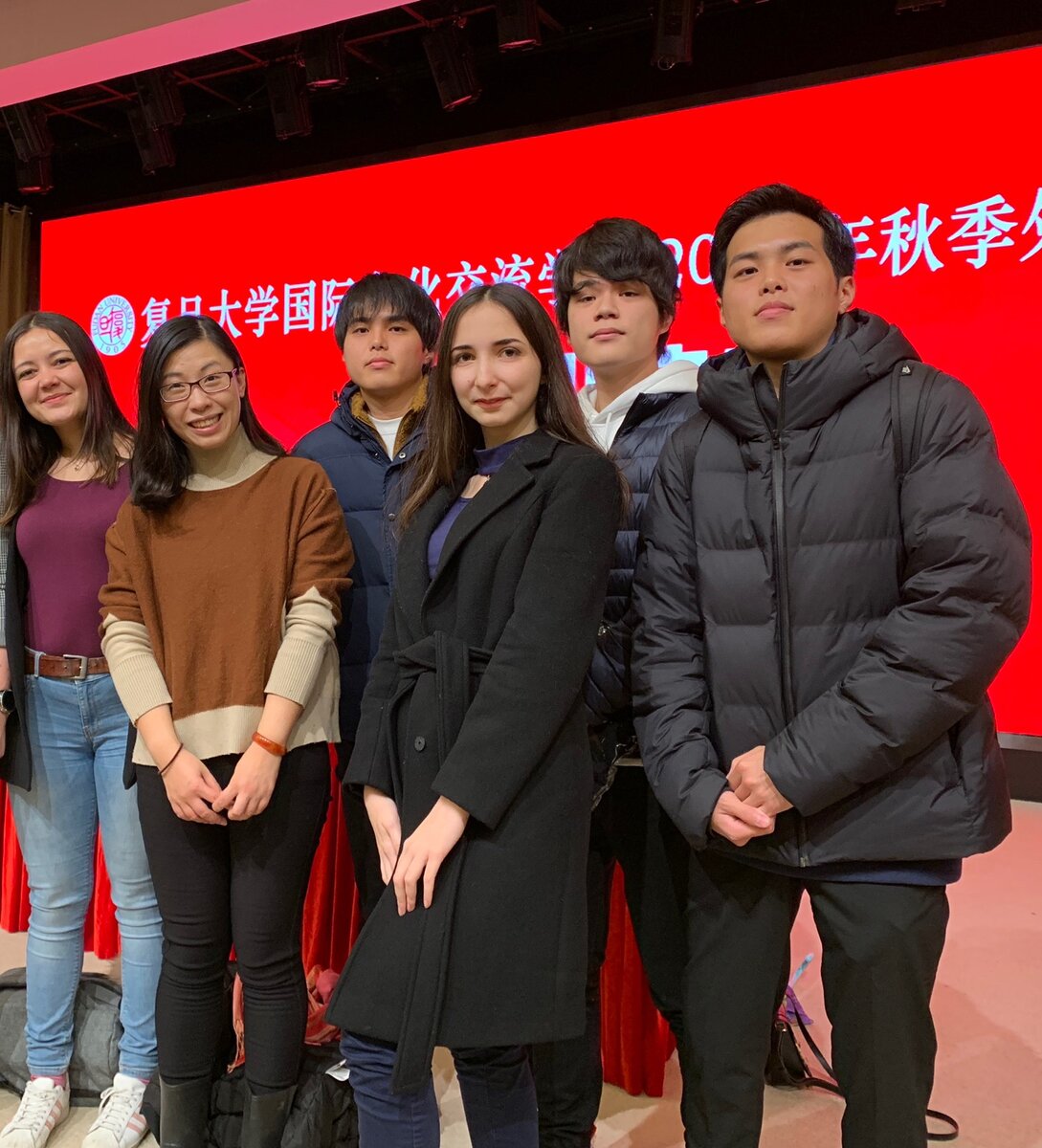 С моими одногруппниками и любимым учителем (университет Фудань)