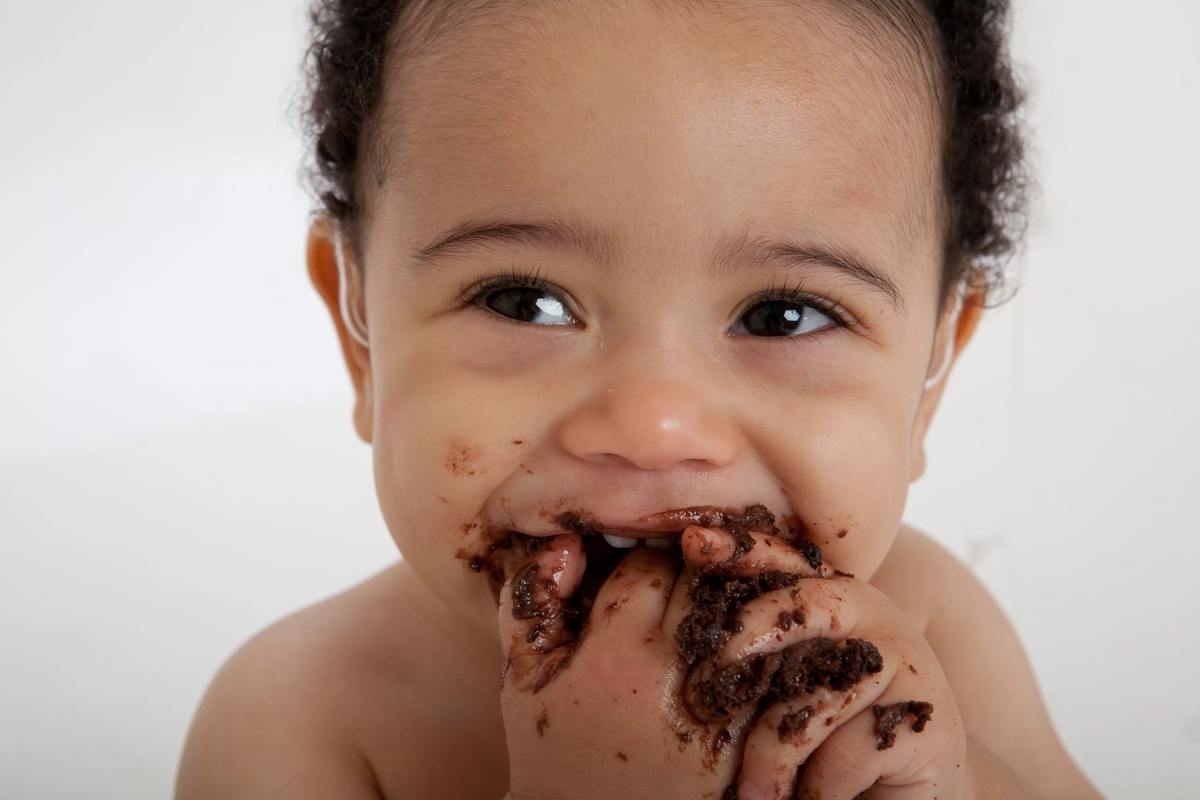 Игра есть какашки. Ребенок измазался шоколадом. Малыш ест шоколад.