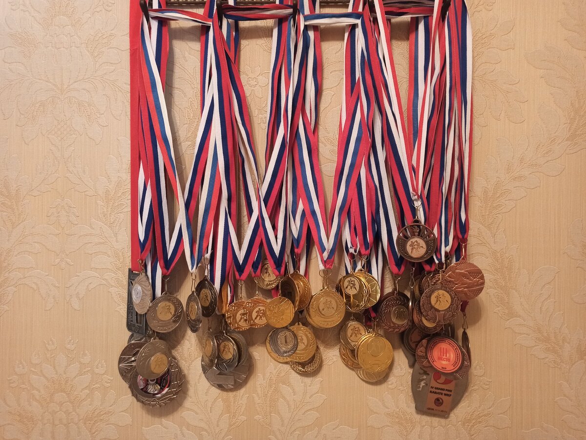 Много медалей и кубков