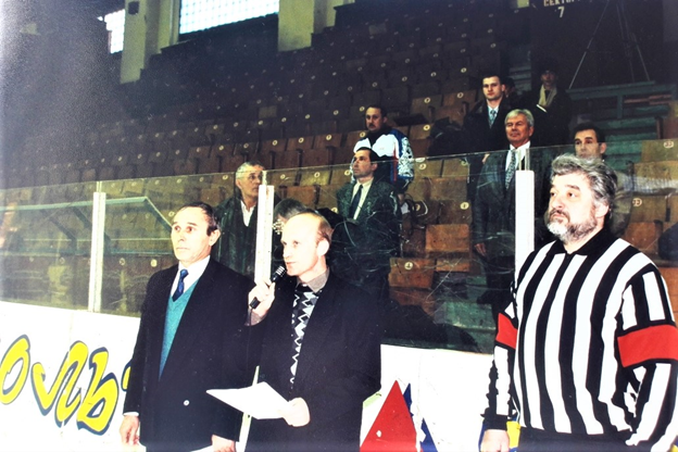 Слева от меня - Полномочный представитель Президента в Хабаровском крае К.М. Евтушенко. Справа - главный судья соревнований - А. Ушаков. На трибуне: президент ХК "Амур" В.И. Лопатюк, С.И. Сачук, А.А. Базилевский, М.А.Гатин и др.
