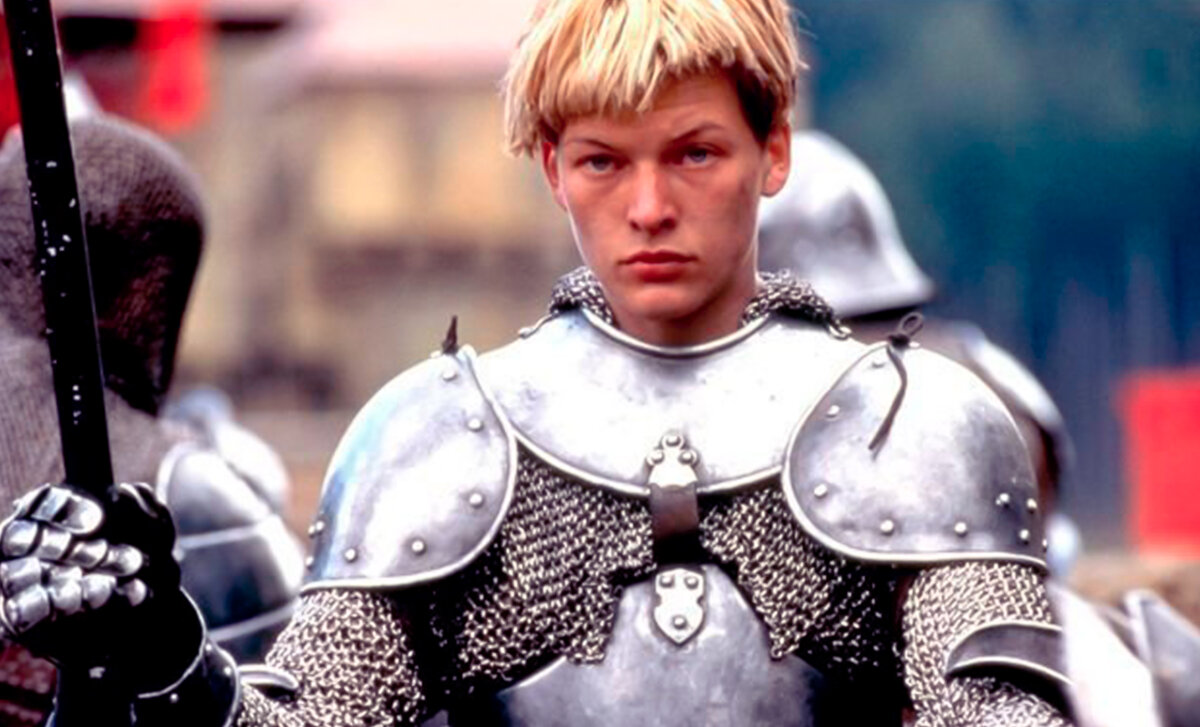 Мила Йовович в фильме Люка Бессона "Жанна д'Арк", 1999 г. Жанну д'Арк обвинили в колдовстве и сожгли за ересь в 1431г. Позднее реабилитирована и в 1920 году канонизирована — причислена католической церковью к лику святых.