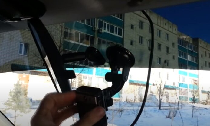 Регистратор на присоске. Скриншот из видео. Используется и распространяется бесплатно по лицензии https://www.youtube.com/t/terms
