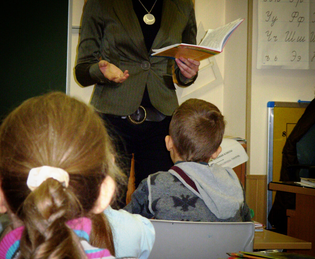 Учитель: "Почему так долго?" Ученик: "Не успеваю, диктуйте помедленнее, пожалуйста". (Фото авторское, на моем уроке).