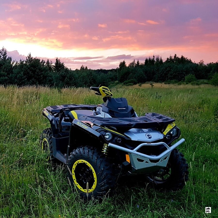 Outlander 1000 XXC не выглядит чужим в поле. Фото с сервиса Яндекс.Картинки